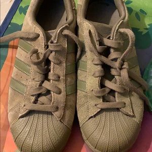 ✅✅🟢Adidas size 6 1/2y grade school🟢✅✅